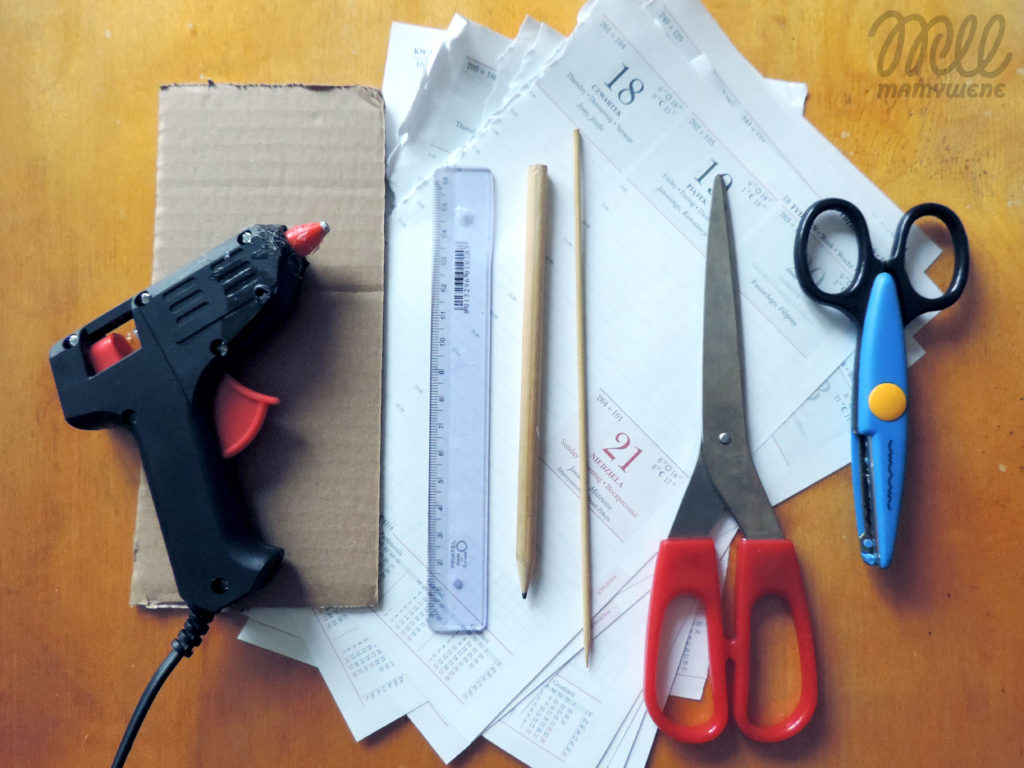 Materiały potrzebne do wykonania choinki z papieru: kartki, nożyczki, nożyczki wycinające wzór, ołówek, linijka, wykałaczka do szaszłyków, tektura i pistolet na klej na gorąco